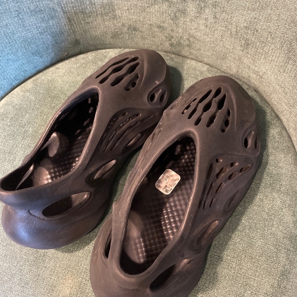 YEEZY SLIDES - Picture 1 of 3
